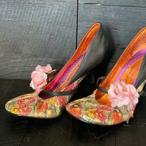 Vintage Irregular Choice Mary Jane Pump. Black w/ Floral Toe. Fabric Flower Sz 8